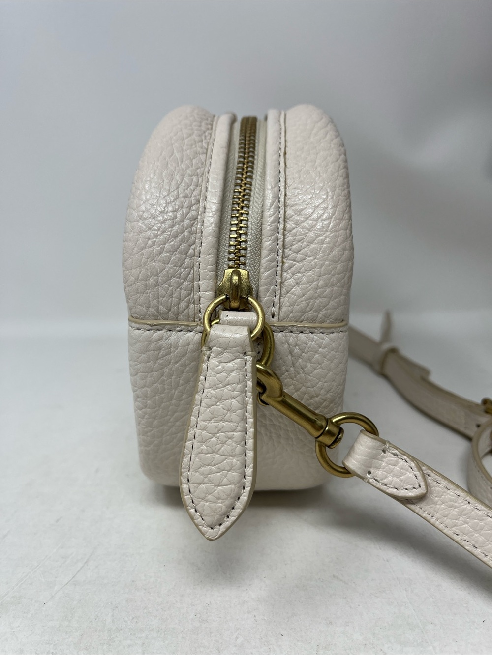 COACH CAMERA BAG PEBBLED LEATHER IN CHALK COLOR BRASS TURN LOCK CROSSBODY - Picture 5 of 16